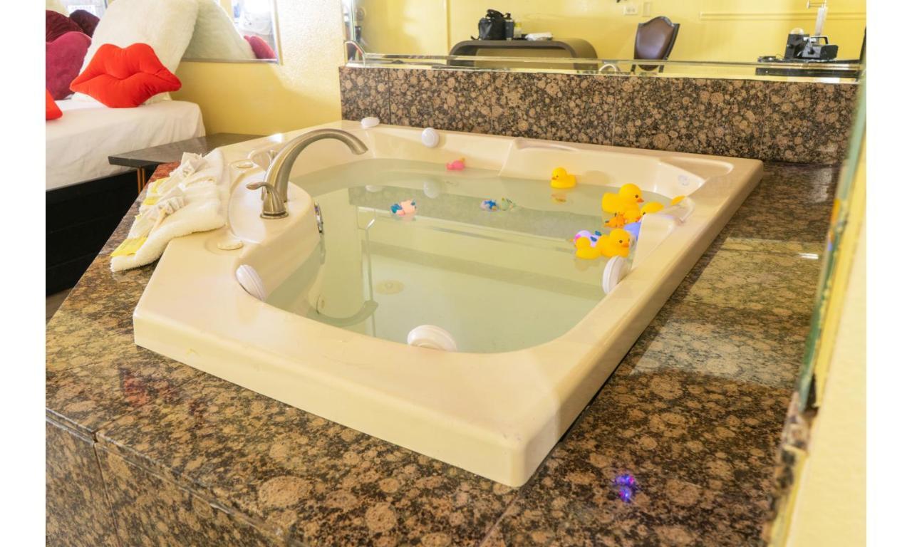 Luxe Romantic Suites Dolton Exterior foto